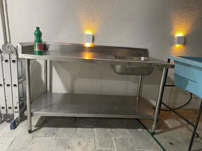 Mesa grande em aço inoxidável
