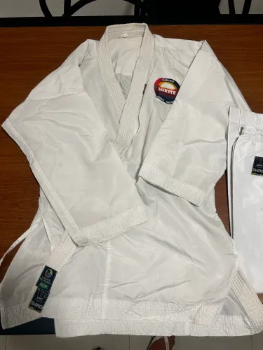 Kimono A4 de karatê para luta (kumite)