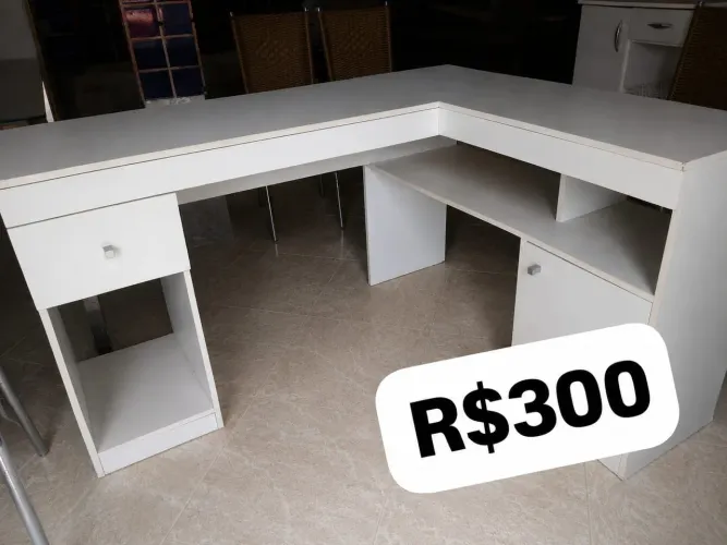 Mesa para computador e impressora. Usada, mas comservada