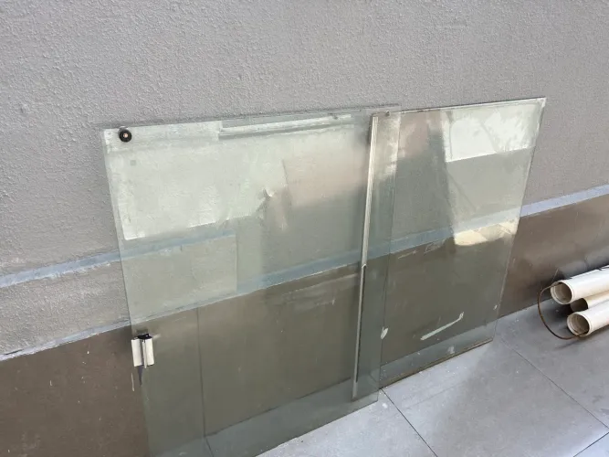 Box e janela de vidro