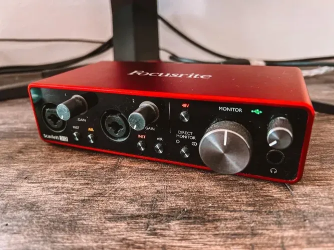 Placa de Áudio - Focusrite Scarlett 2i2 - 3ª Geração