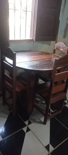 Vendo mesa de madeira em bom estado.