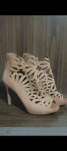 Bota, sapato Arezzo e vestido 