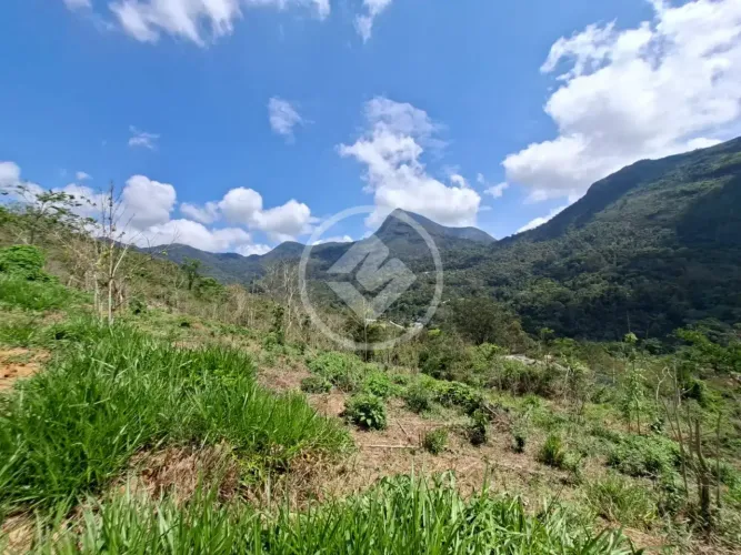 Terreno à venda em condomínio, 792 m2, em declive suave, no bairro Posse. Teresópolis-RJ.