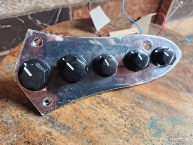 Circuito ativo Mr. Bassense MB3-X. Ativo 9 V para contra baixo