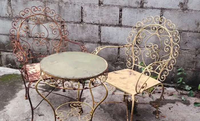 Mesa com 2 cadeiras para restauração