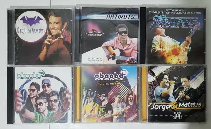 Vendo os CDs da foto