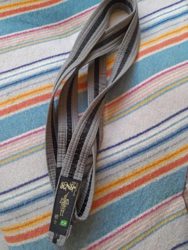 Faixa Senshi Cinza e Preta Semi nova! Otimo estado!
