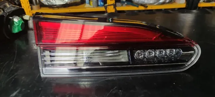 Lanterna Corolla Cross tampa lado esquerdo 2021 a 2024