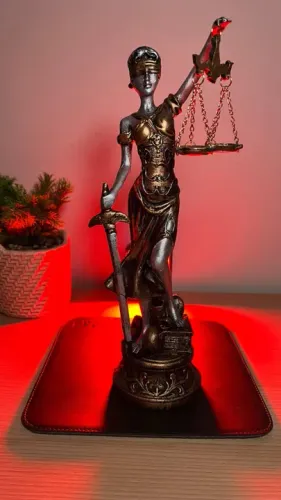 Estátua Deusa Temis 29cm - Deusa da Justiça - em resina - pintada a mão