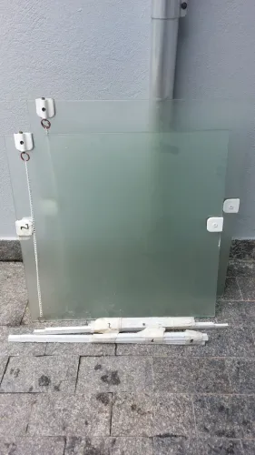 3Janelas basculantes de vidro temperado.