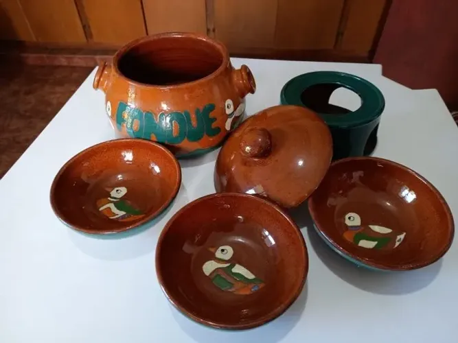 Panela Fondue, cerâmica pintada à mão, com molheiras