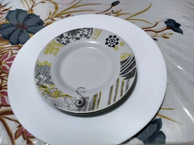 Prato simples de bolo com pratos de sobremesa decorado.