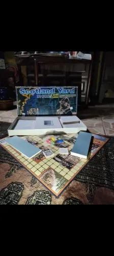 Jogo de Tabuleiro Scotland Yard - 100 Clues - Novo