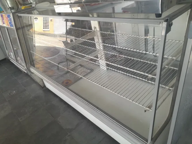 3 balcões expositores ( 2 refrigerado sendo 1 de ar forçado e 1 seco)