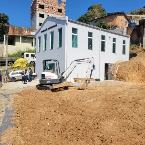 Locação de máquina e caminhões 
