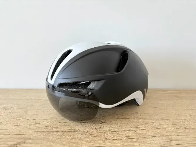 Capacete ciclismo Eastinear com viseira e iluminação traseira (bateria)