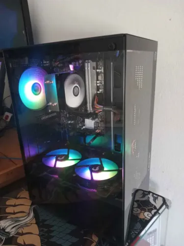PC Gamer: Ryzen 5 4650G, RAM 16GB, Grafico Integrado Vega 7, SSD 480GB.