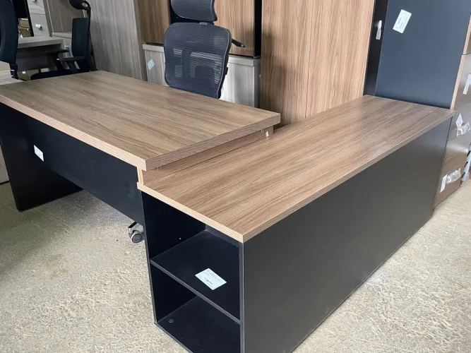 Mesa de escritório em L diretiva com Armário - LOJA IKONMIXOFFICE