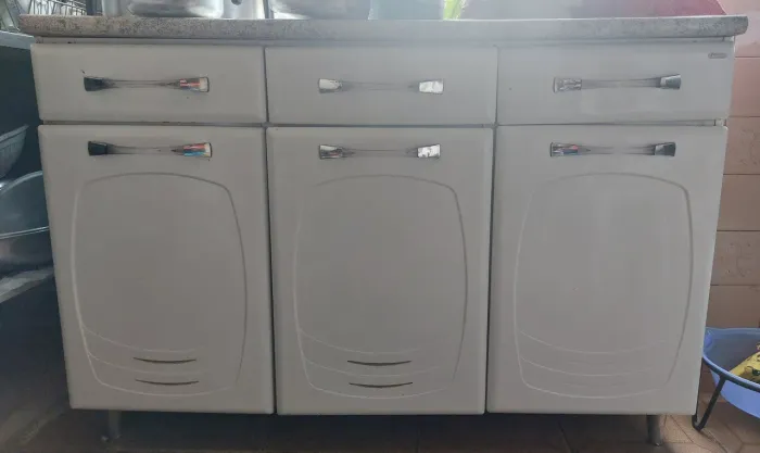 Vendo armário  pra cozinha com 3 gavetas e 3 portas