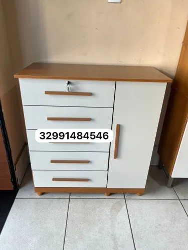 Cômoda com gavetas e porta na Promoção