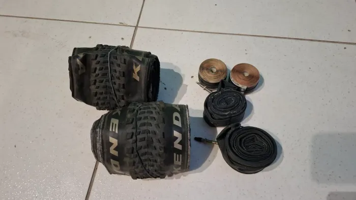 Kit par de pneus, câmaras e protetor