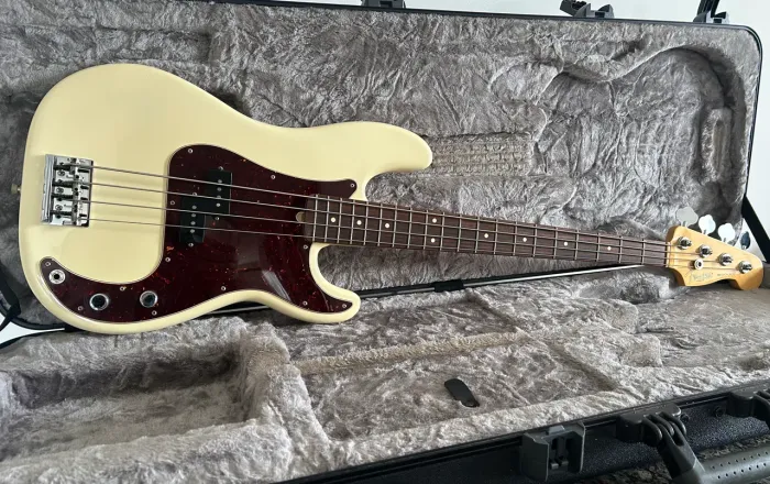 Baixo Fender Precision American Professional OWT
