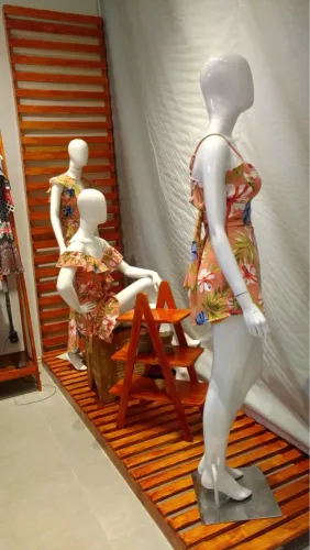 Suporte para manequim em madeira pinos.