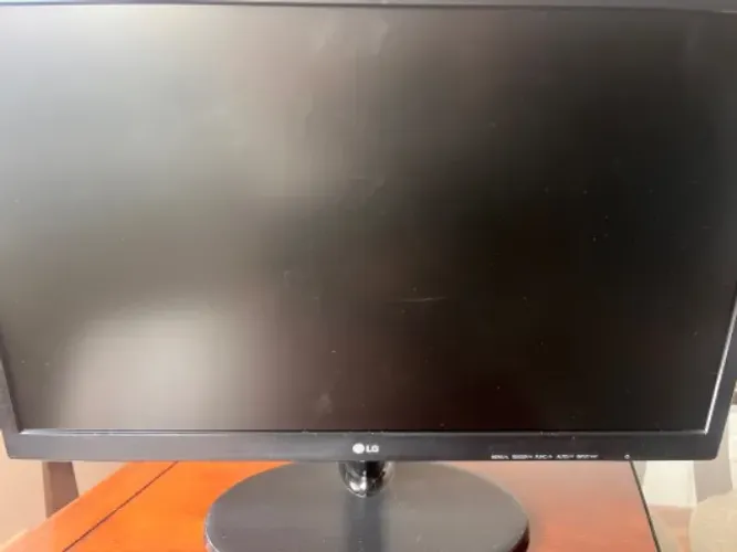 Vendo monitor LG, com defeito, ideal para retirar às peças 