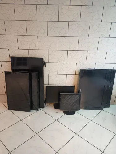  TVs  E MONITORES para Desapego PEÇAS ( 100 CADA ) 2 UNIDAES FAÇO POR 160 