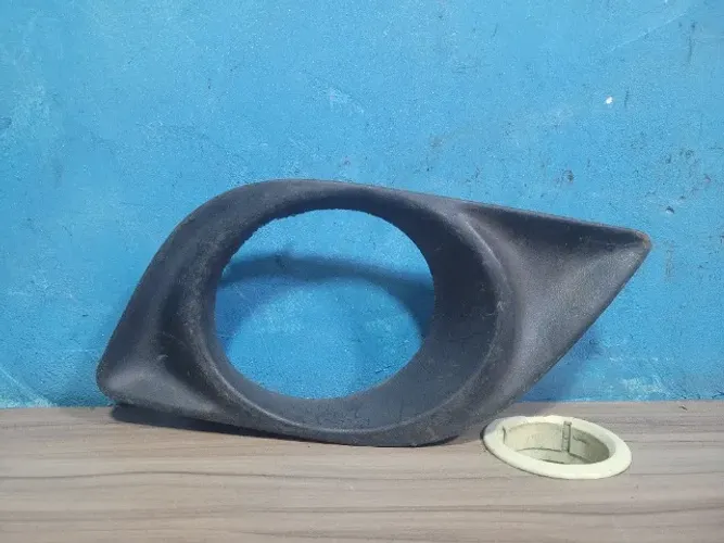 Moldura do Farol de Milha Direito Nissan Versa 2012 a 2017 62257 3BA55A