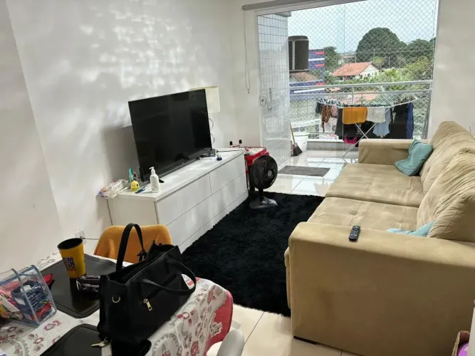 Apartamento bem localizado de frente com 2 quartos em Centro - Araruama - RJ