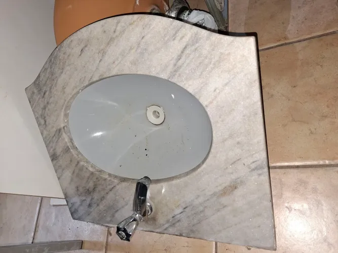 Pia mármore com torneira
