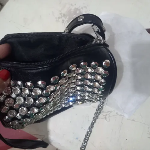 Bolsa com bordado em cristais.