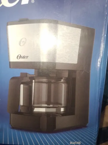 Cafeteira eletrica inox, 19 cafés, marca Oster ma cor preta