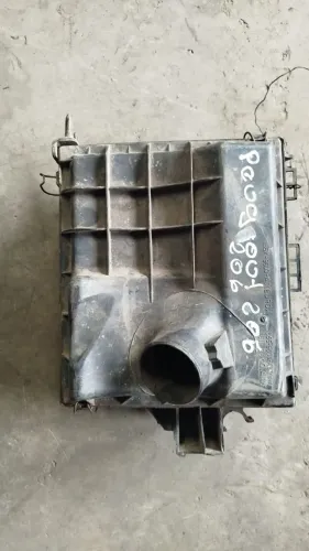 Caixa do filtro de ar Peugeot 206 1.6 16 v <br>120$