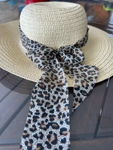 Chapéu de palha com lenço animal print