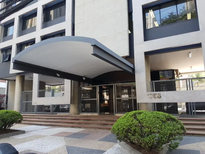 CONJUNTO COMERCIAL UM ANDAR COM 3 SALAS COM PISO DE CARPETE, FORRO DE GESSO, AR CONDICIONA