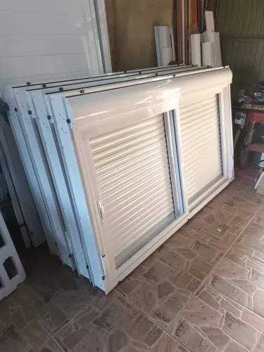 Janelas com persianas de alumínio branco