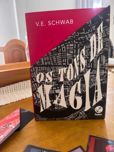 Box Os tons de magia V.E. Schwab