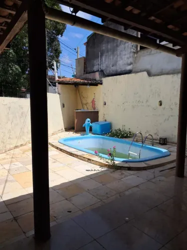 Vende-se.  Casa no Bairro Nordeste, com três quartos, com piscina.Valor 280mil reais.