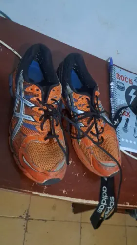 Tênis Asics laranja e azul