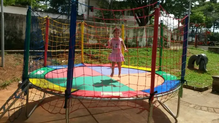 Cama elástica infantil com rede de proteção