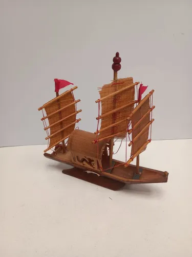 Miniatura de Barco Chinês Artesanal 18x17cm