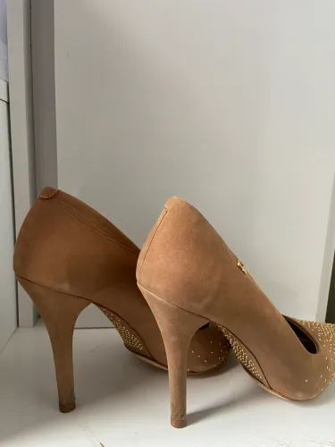 Salto bege com strass