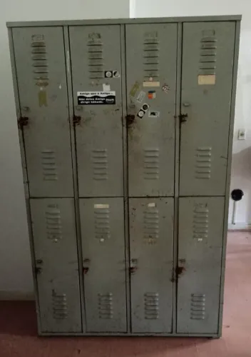 Armário de Metal com 8 Portas