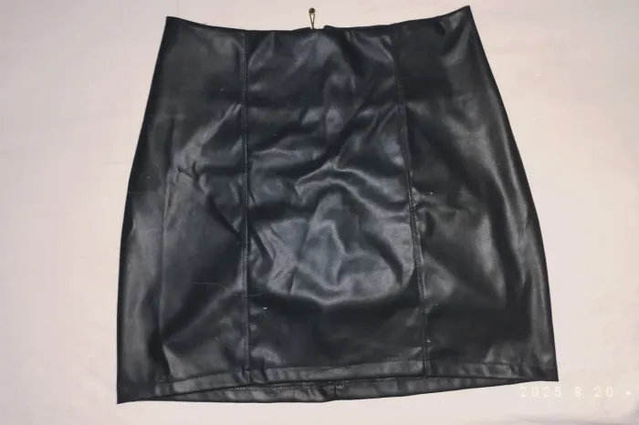 Saia Cintura alta com zíper, Couro Fake. Tam. Único 