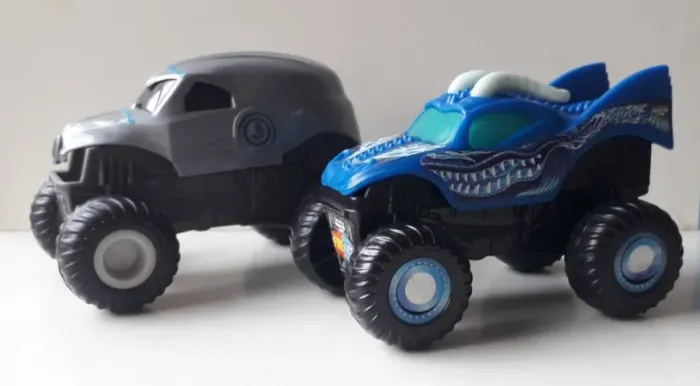 2 Carrinhos Monster Jam (usado)