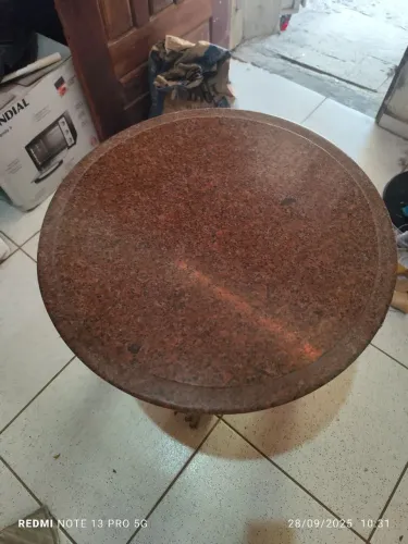 Mesa de mármore marrom