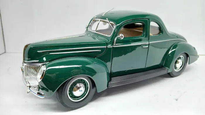 Miniatura Ford Deluxe Coupê 1939 - 1/18